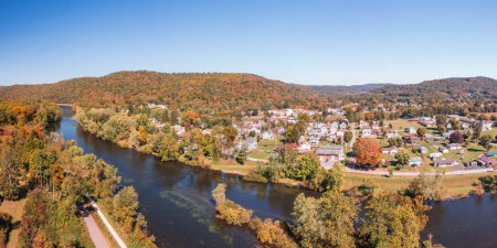 Téléchargez les photos : Panorama aérien de la petite ville de Confluence dans le comté de Somerset en Pennsylvanie avec des couleurs automnales sur les feuilles et les arbres - en image libre de droit