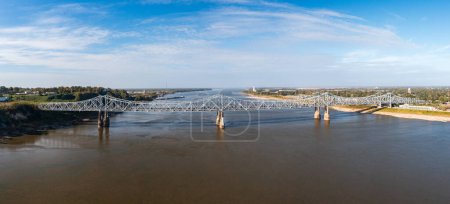 Téléchargez les photos : Conditions de basses eaux extrêmes sur le fleuve Mississippi sous le pont John R Junkin à Natchez MS en octobre 2023 - en image libre de droit