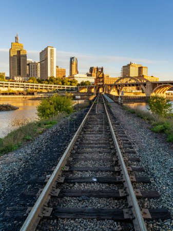 Téléchargez les photos : Paysage urbain tôt le matin de St Paul et villes jumelles dans le Minnesota regardant vers le bas des rails du pont ferroviaire - en image libre de droit