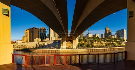 Téléchargez les photos : Paysage urbain de St Paul Minnesota et détail du pont de Wabash Street sur le fleuve Mississippi - en image libre de droit