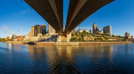 Téléchargez les photos : Paysage urbain de St Paul Minnesota et détail du pont de Wabash Street sur le fleuve Mississippi - en image libre de droit