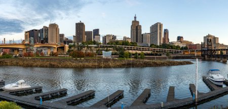 Téléchargez les photos : St Paul, MN - 14 octobre 2023 : Paysage urbain tôt le matin de St Paul Minnesota et fleuve Mississippi - en image libre de droit