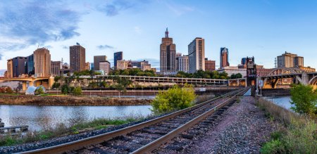 Téléchargez les photos : St Paul, MN - 14 octobre 2023 : Paysage urbain tôt le matin des villes jumelles du Minnesota et du Mississippi avec pont ferroviaire - en image libre de droit