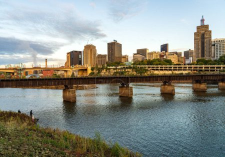 Téléchargez les photos : St Paul, MN - 14 octobre 2023 : Paysage urbain tôt le matin des villes jumelles du Minnesota et du Mississippi avec pont ferroviaire - en image libre de droit