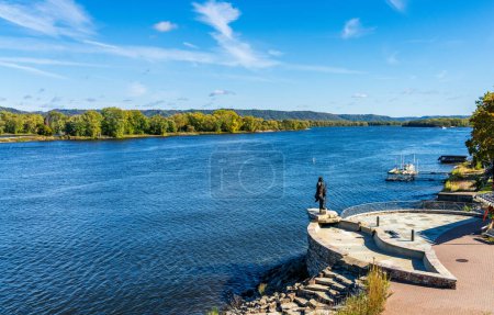 Téléchargez les photos : Statue de Wapasha le premier par le fleuve Mississippi dans la ville de Wabasha dans le Minnesota en automne - en image libre de droit