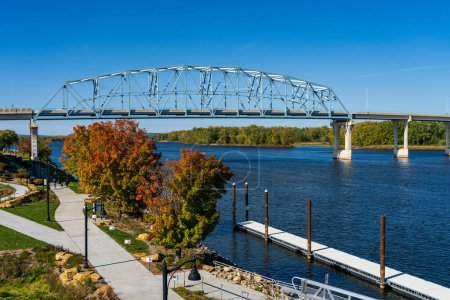 Téléchargez les photos : Jardin et jetée le long du fleuve Mississippi dans la ville de Wabasha dans le Minnesota en automne - en image libre de droit