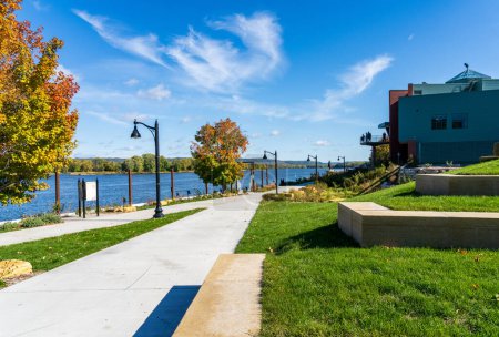 Téléchargez les photos : National Eagle Center au bord du fleuve Mississippi dans la ville de Wabasha dans le Minnesota en automne - en image libre de droit