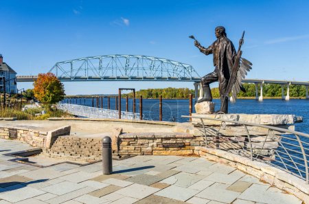 Téléchargez les photos : Wabasha, MN - 15 octobre 2023 : Statue de Wapasha la première au bord du fleuve Mississippi dans la ville de Wabasha au Minnesota en automne - en image libre de droit