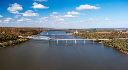 Téléchargez les photos : Vue aérienne du pont de la rivière Mark Twain Memorial et du pont ferroviaire Wabasha entre Hannibal Missouri et l'Illinois - en image libre de droit