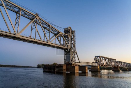 Téléchargez les photos : Voile sur le fleuve Mississippi sous le pont Wabash Railroad près de Hannibal, Missouri avec l'Illinois sur l'autre rive - en image libre de droit