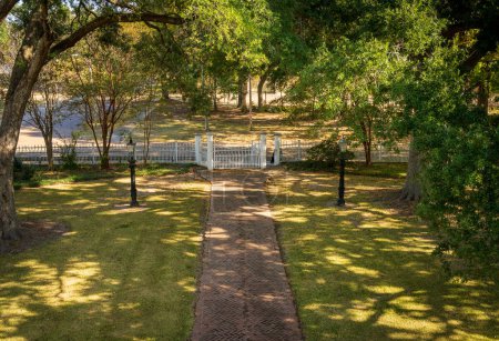 Téléchargez les photos : Chemin de la porte et de la route de la maison historique connue sous le nom de Rosalie à Natchez Mississippi - en image libre de droit