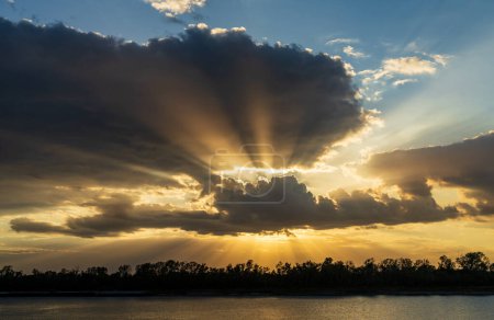 Téléchargez les photos : Coucher de soleil spectaculaire sur le fleuve Mississippi à Baton Rouge Louisiane en direction de Port Allen - en image libre de droit