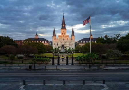 Sonnenstrahlen treffen die Fassade der Kathedrale von St. Louis, König von Frankreich mit Statue von Andrew Jackson in New Orleans in Louisiana