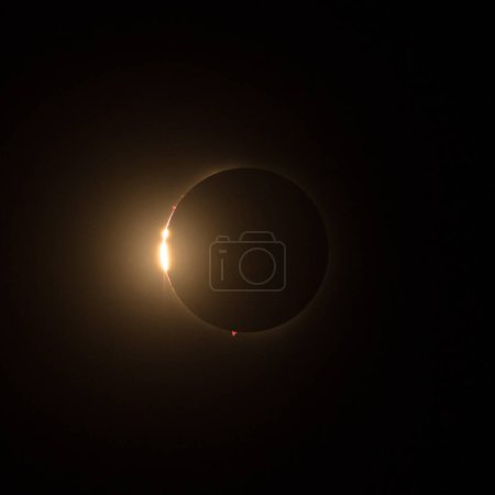 HD-Bilder der Sonnenfinsternis im Jahr 2024, bei der der Mond gerade dabei ist, die Sonne endgültig für die Totalität zu bedecken.