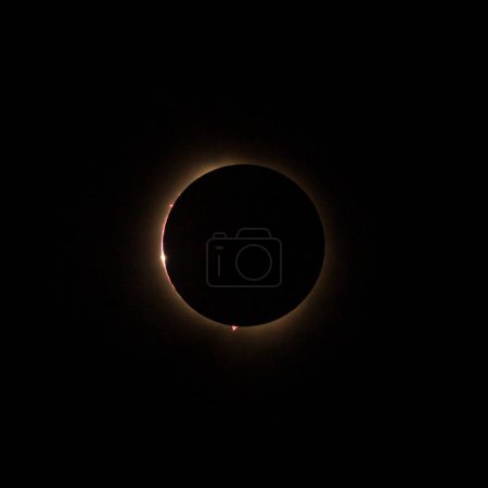 Foto de Imagen HD del eclipse solar en 2024 con la luna cubriendo finalmente el sol. Bailys cuentas de luz vistas a través de cañones en la luna - Imagen libre de derechos