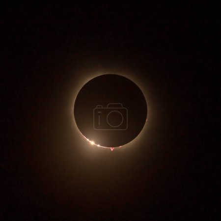 Foto de Imágenes HD del eclipse solar en 2024 con la luna cubriendo finalmente el sol. Bailys perlas de luz vistas a través de cañones en la superficie lunar - Imagen libre de derechos