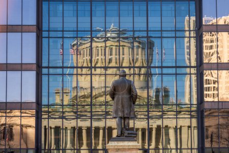 Foto de Monumento a McKinley frente a un reflejo del edificio del Capitolio del estado de Ohio en las ventanas de un edificio de oficinas al otro lado de la calle en Columbus, OH - Imagen libre de derechos