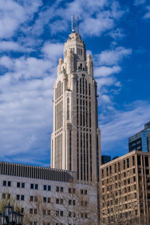 Ornate Art Deco LeVeque Turm ragt hoch über der Skyline von Columbus Ohio