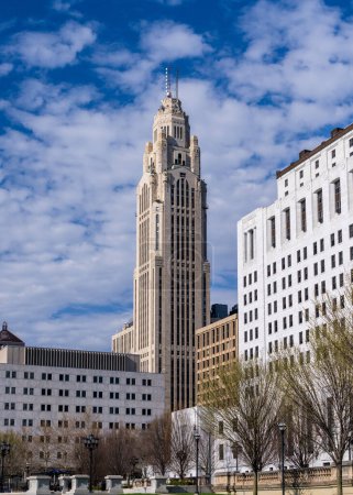 Ornate Art Deco LeVeque Turm ragt hoch über der Skyline von Columbus Ohio