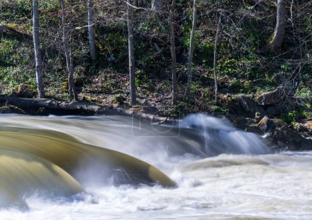Seidig verschwommene Belichtung des reißenden Wassers, das über Felsen des Valley Falls State Park am Tygart River in der Nähe von Fairmont West Virginia fließt