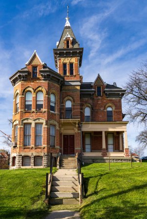 Fassade des historischen Hauses der Delaware County Sheriffs von 1878 und des Stadtgefängnisses in Ohio an der West Central Avenue