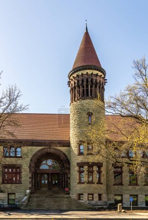 Fassade der historischen Orton Hall, die 1893 erbaut wurde und heute ein symbolträchtiges Symbol der Ohio State University in Columbus, Ohio, USA ist