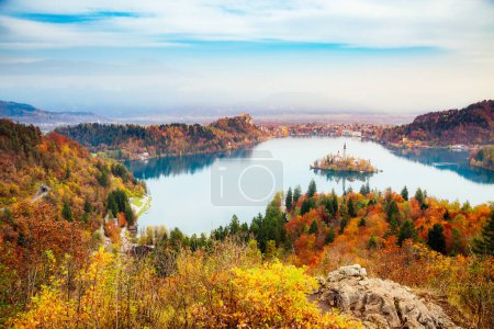Foto de Vista aérea de la isla en el lago alpino Bled desde el mirador de Osojnica. Gran y hermosa escena de la mañana. Atracción turística popular. Ubicación lugar famoso Julián Alpes, Eslovenia, Europa. Mundo de belleza. - Imagen libre de derechos