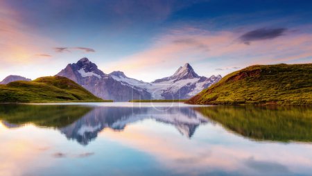 Téléchargez les photos : Great view of the snow rocky massif. Popular tourist attraction. Dramatic and picturesque scene. Location place Bachalpsee in Swiss alps, Grindelwald valley, Bernese Oberland, Europe. Beauty world. - en image libre de droit