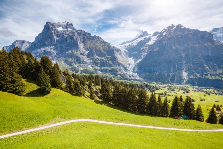 Foto de Impresionante vista del pueblo alpino de Eiger. Escena pintoresca. Atracción turística popular. Ubicación lugar Alpes suizos, valle de Grindelwald en el Oberland bernés, Europa. Fotografía de drones. Mundo de belleza. - Imagen libre de derechos