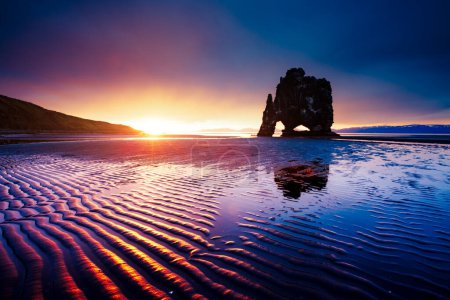 Téléchargez les photos : Du sable noir magique après la marée. Scène dramatique et magnifique. Emplacement Hvitserkur, péninsule de Vatnsnes, île du nord-ouest Islande, Europe. Attraction touristique populaire. Découvrez le monde de la beauté. - en image libre de droit