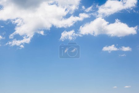 Téléchargez les photos : Vue fantastique sur le ciel azur par une journée ensoleillée avec des nuages duveteux. Scène pittoresque et magnifique. Paysage écologique - changement climatique dans l'environnement. Image artistique. Monde de beauté. - en image libre de droit