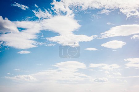 Foto de Fantástica vista del cielo azul en un día soleado con nubes esponjosas. Pintoresca y hermosa escena. Paisaje ecológico - cambio climático en el medio ambiente. Cuadro artístico. Mundo de belleza. - Imagen libre de derechos