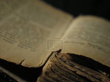 Téléchargez les photos : Vieux livre isolé sur un fond noir. - en image libre de droit