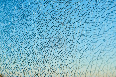 Foto de Vidrio laminado roto sobre el cielo azul. concepto de ventana de seguridad - Imagen libre de derechos