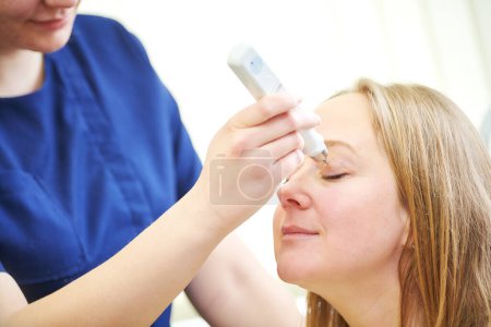 Foto de Prueba de presión intraocular. médico medir la presión ocular del paciente femenino - Imagen libre de derechos