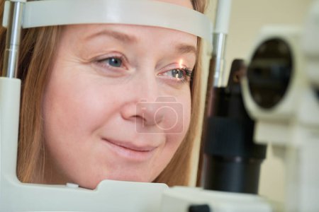 Foto de Oftalmología. paciente mujer bajo control de la vista en optometrista oftalmólogo. diagnóstico de astigmatismo en la clínica. Servicio de consulta Eyecare. - Imagen libre de derechos