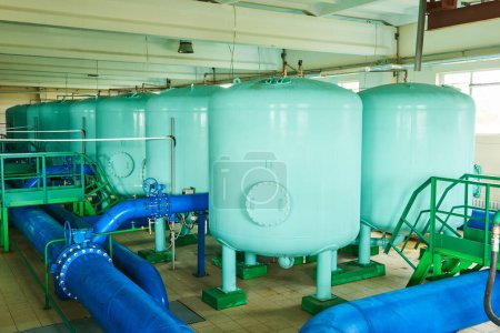 Foto de Purificación de agua. Equipos tecnológicos indusciales para filtración en sala de calderas o planta de tratamiento - Imagen libre de derechos