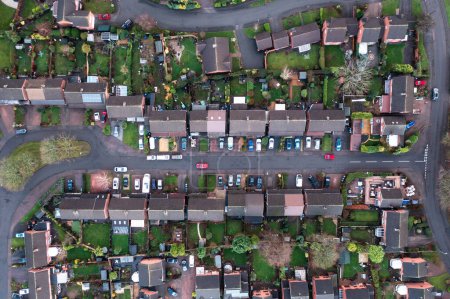 Foto de Vista aérea de los suburbios de la ciudad en Inglaterra - Nueva finca con casas típicas británicas y jardines verdes - Conceptos de bienes raíces y edificios en el Reino Unido - Imagen libre de derechos