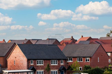 Foto de Casas en Inglaterra con ladrillos rojos típicos en un día soleado - Vista de una nueva finca con casas británicas típicas bajo un cielo azul - Conceptos de bienes raíces y edificios en el Reino Unido - Imagen libre de derechos