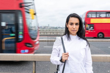 Foto de Retrato de mujer de negocios por la carretera en Londres - Hermosa mujer caucásica con una camisa blanca y mirando a la cámara - Mujer joven en el distrito financiero, viaje de cercanías - Imagen libre de derechos
