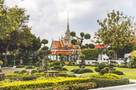 Heitere Landschaft eines wunderschön gepflegten Tempelgartens unter wolkenverhangenem Himmel in Thailand - Stiller Tempelgarten in Bangkok