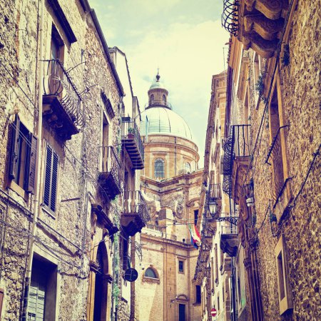 Foto de Vista al centro histórico de la ciudad de Piazza Armerina en Sicilia, Efecto Instagram - Imagen libre de derechos