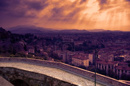 Foto de Las murallas que rodean la antigua ciudad de Bérgamo en Italia son un ejemplo de arquitectura militar veneciana al atardecer. - Imagen libre de derechos