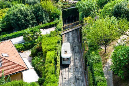Foto de El funicular que entrega pasajeros de la ciudad baja a la superior, en Bérgamo - Imagen libre de derechos