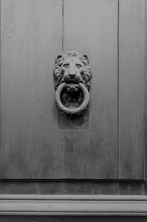 Téléchargez les photos : Ornement en métal de la porte en bois italienne en Toscane en noir et blanc - en image libre de droit
