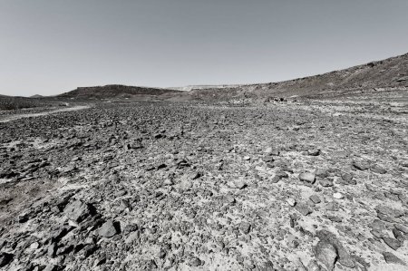 Téléchargez les photos : Collines rocheuses du désert du Néguev en Israël. Paysage à couper le souffle et nature du Moyen-Orient. Photo noir et blanc - en image libre de droit