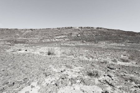Foto de Colinas rocosas del desierto del Néguev en Israel. Impresionante paisaje y naturaleza del Medio Oriente. Foto en blanco y negro - Imagen libre de derechos