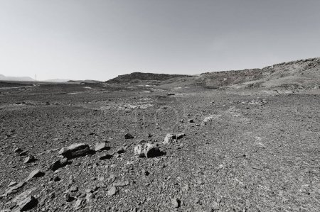 Téléchargez les photos : Collines rocheuses du désert du Néguev en Israël. Paysage à couper le souffle et nature du Moyen-Orient. Photo noir et blanc - en image libre de droit