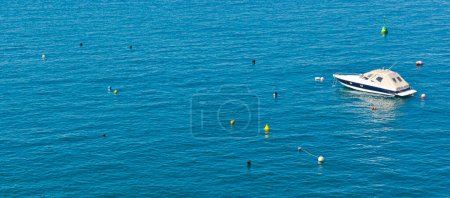 Foto de Boyas de colores flotando en el puerto de Malta para amarre de yates. Un barco solitario en un puerto deportivo vacío - Imagen libre de derechos