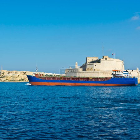 Foto de Buque de carga sale del puerto de La Valeta
. - Imagen libre de derechos